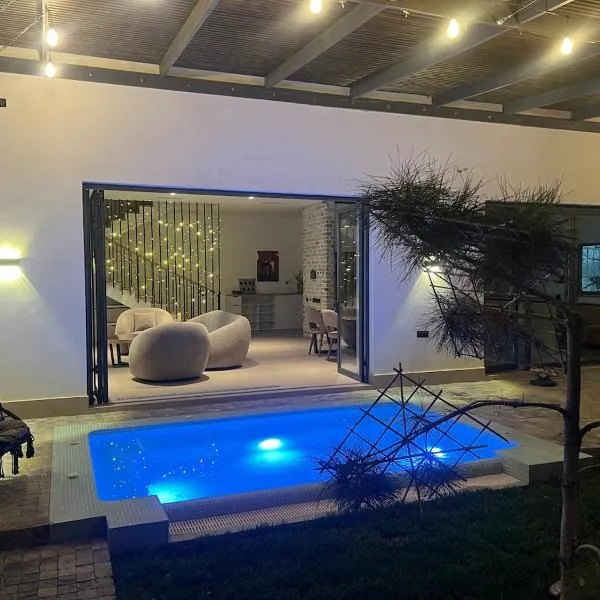 Hi-Tech Oasis Loft Villa with Outdoor Jacuzzi, hotel en Yakkasaray
