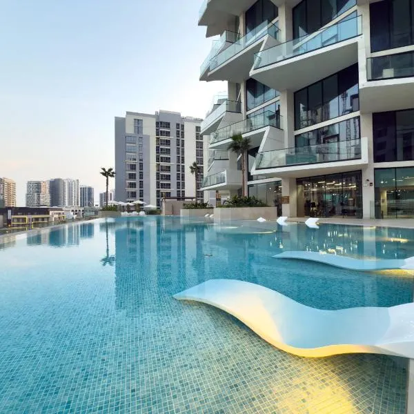 Private Pool - Amazing 1BR Apartment in JVC, hotelli Dubaissa