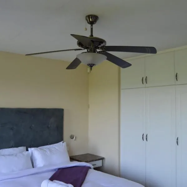 The Owl and Elephant Lodge, hotel in Weenen
