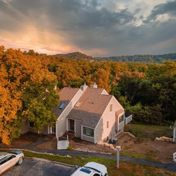 Hideaway Cove, hotel in Galena