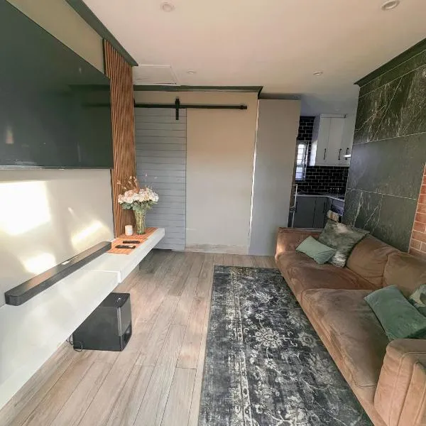 29 on Windsor-2 Bedroom House, Hotel in Silver Sands