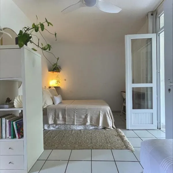 Studio paisible avec jardin、Camp de Rémireのホテル
