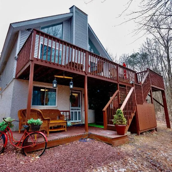 Poconos Getaway with Hot Tub-Close to Attractions, Perfect for Family &Friends!, khách sạn ở Blakeslee