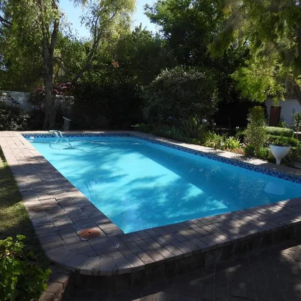 Mountain Zebra Cottage, hotel di Graaff-Reinet