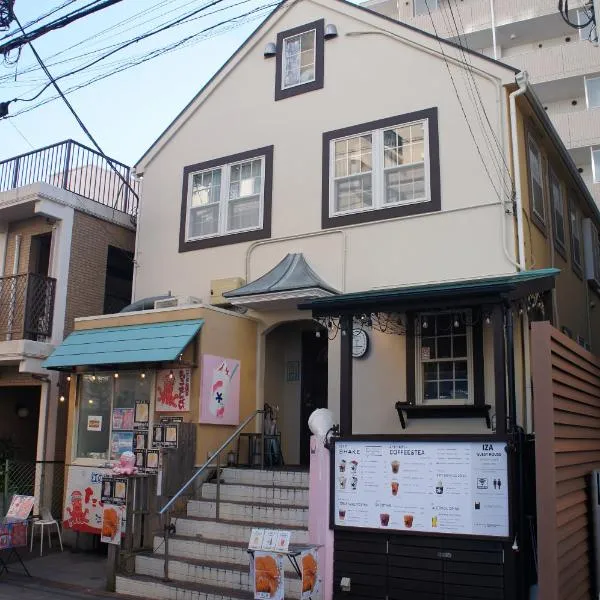 IZA Enoshima Guest House and Bar, hotel v destinaci Fudžisawa