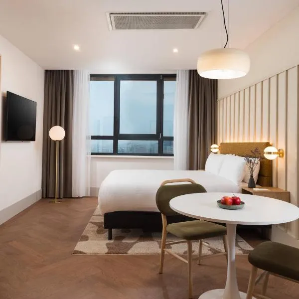 master Wola, hotel ve Varšavě