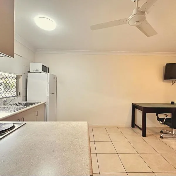 Unit 3 37 St Francis Dr Neat 1BR - AC & Parking – hotel w Moranbah