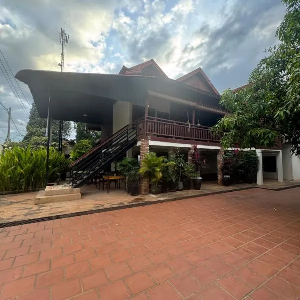 Blue monkey - Bouldering Guesthouse, hotel v mestu Phumĭ Réach Born