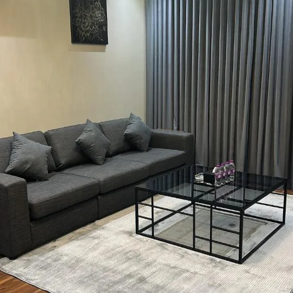 Aparthotel and courtyard in Al-Rawda neighborhood next to Abha Airport 1, hotel u gradu 'Abha'