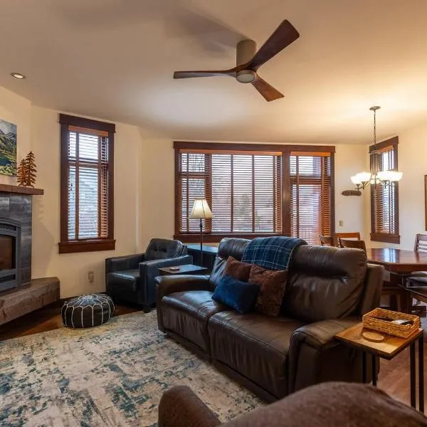 Luxurious 901 Condos by Fernie Central Reservations, hotel em Fernie