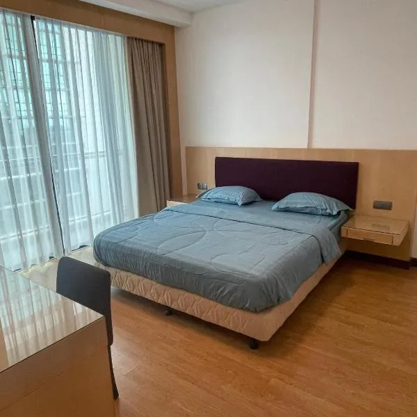51 Home Imperial Suites Apartments、クチンのホテル