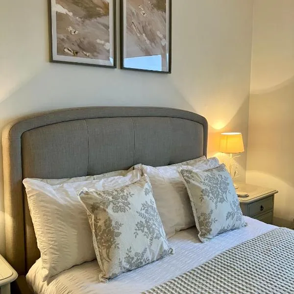 Viesnīca Central & Cosy, Home from Home with Large Garden & Free Parking, Bournemouth Bornmutā