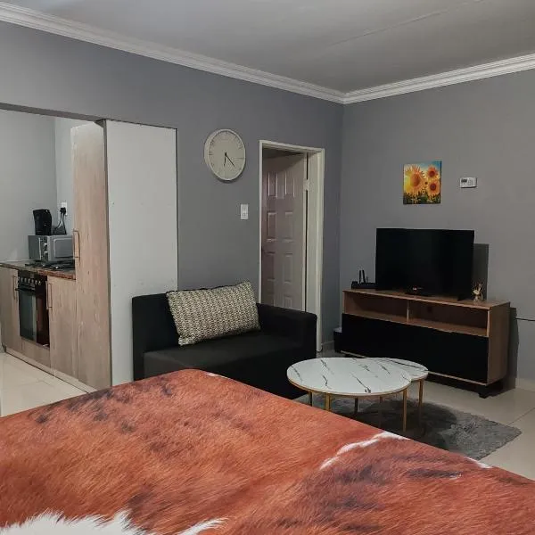 Ekukhanyeni Guest house, hotel di Kwaluseni