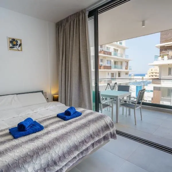 Seaview Studio with Balcony Mackenzie Beach, hotel en Lárnaca