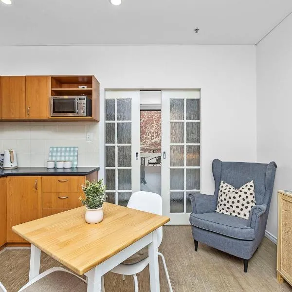 A city oasis 101 - full apartment with balcony, готель у місті Перт