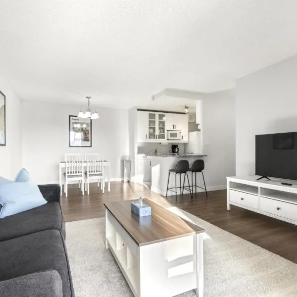 Chic & Spacious 2BR at Stampede with Parking, AC, khách sạn ở Calgary