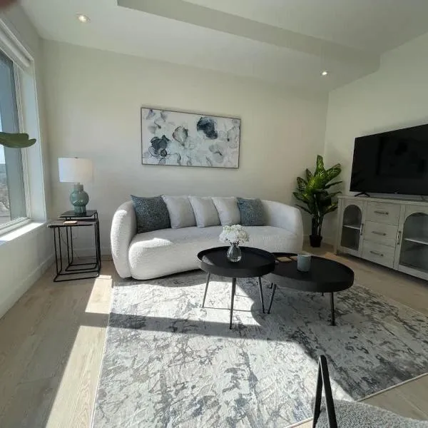 Bright warm & spotless 1 BR in North End Halifax, hotel in Halifax