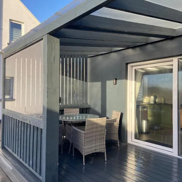 Cosy two Bedroom Chalet near Rossaveel Ballynahown, hotel en Derroogh