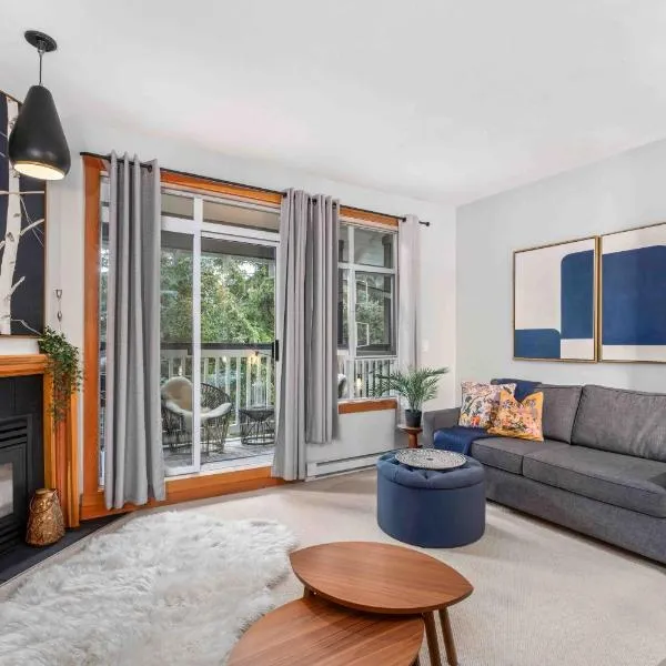 2BR in Granite Court, Village Location, King Bed, Private Balcony, Parking, Fireplace, khách sạn ở Whistler