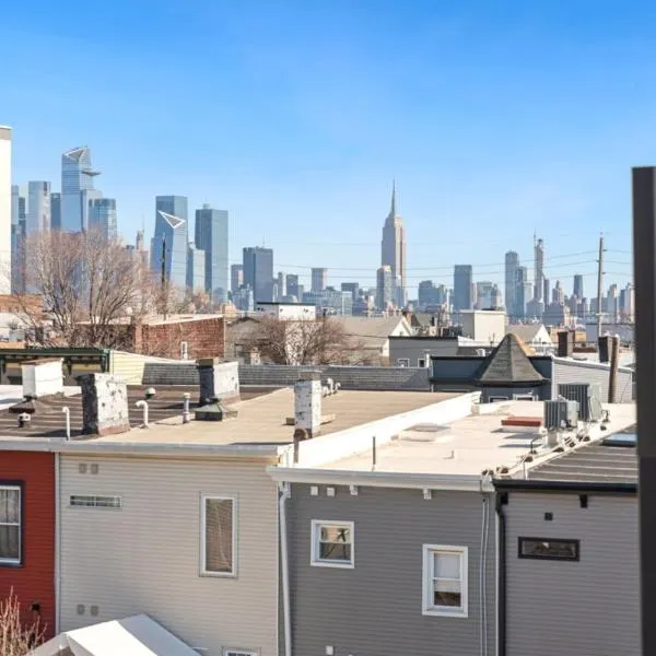 NYC Skyline Views • Near Times Sq • Rooftop Deck，位于泽西市的酒店