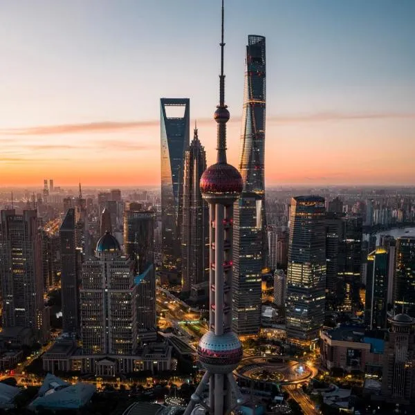 Panoramic views of the Bund and the Yangtze River, adjacent to the Oriental Pearl Tower, a top-tier luxury residence in Shanghai, hotel u Šangaju