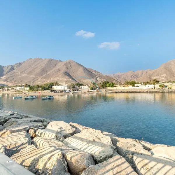 Luxury 3BR Retreat with Assistant Room and Outdoor Pool, Breathtaking Mountain Views, Close to Fujairah Beautiful Beaches, Al Dana Island, Fujairah by Deluxe Holiday Homes, hotel en Fujairah