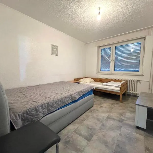 - Graphite Modern 3-Room Apartment - Stylish Grey Interior - Spacious Terrace - Fully Equipped Kitchen - Wi-Fi - Renovated 2024 - Central & Convenient Location - Free Parking - Near Bus & Airport -, ξενοδοχείο στο Ντούισμπουργκ