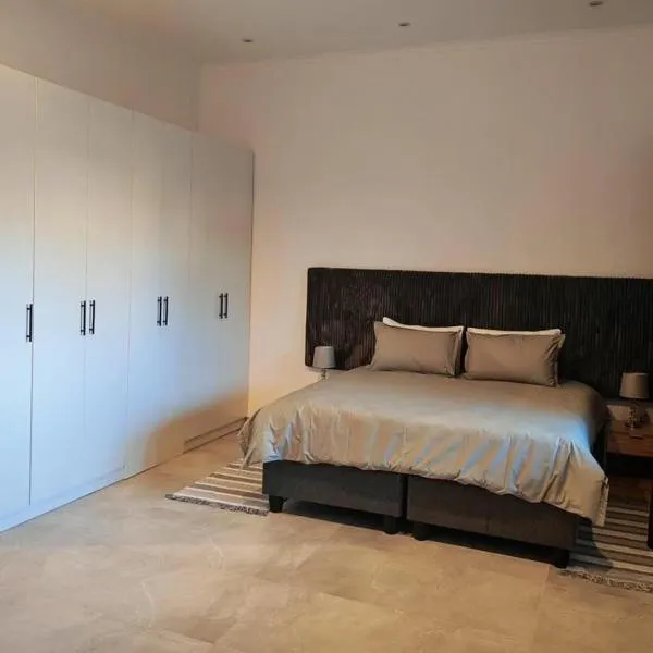 Residencial Cristina Kazamba: Camama şehrinde bir otel