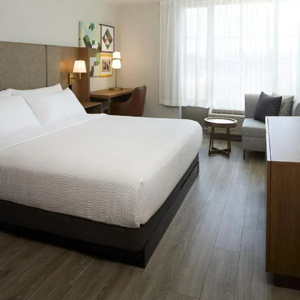Holiday Inn & Suites Montreal Airport by IHG، فندق في دورفال