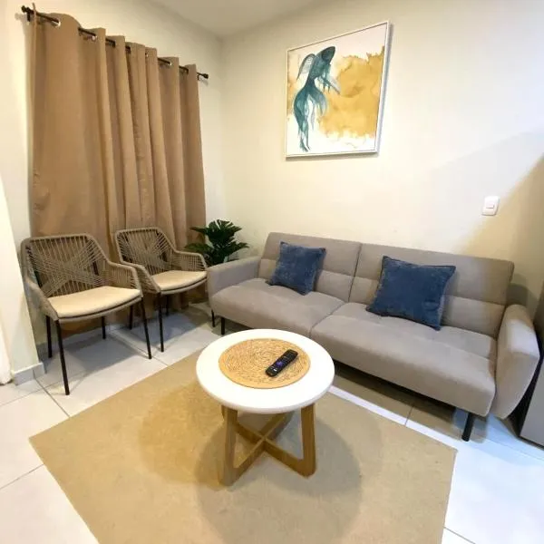 Cozy house 5 minutes from the airport, hotel u gradu 'Las Flores'