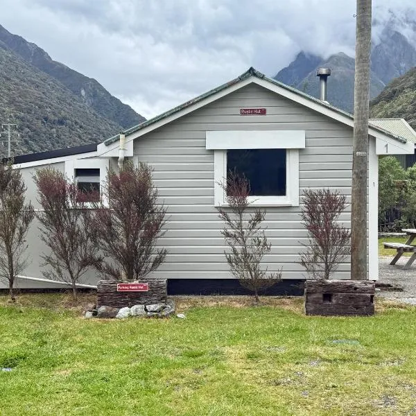 Rustic, Basic Cosy Alpine Hut, in the middle of the Mountains near road & Railroad, Hotel in Otira