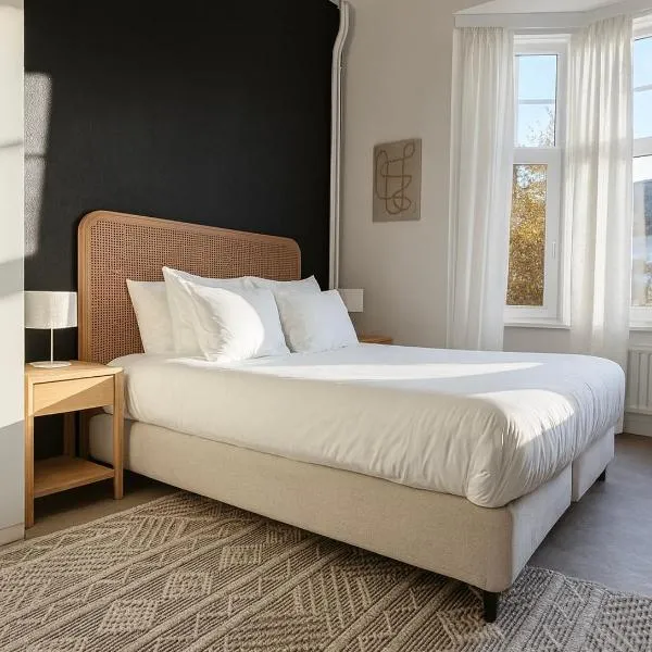 Modern 2-Bedroom Apartment for 4 Guests, In a Prime Location Close to the Train Station and the Historic Center of Ghent, hotel a Gant