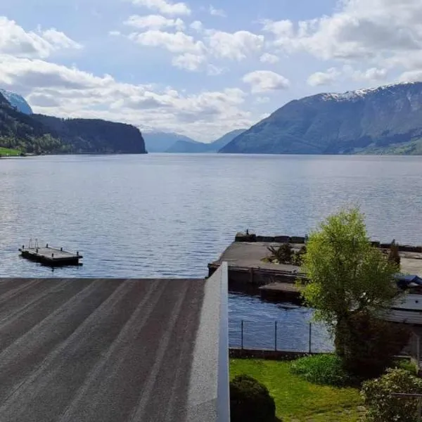 Grodås Lake View Apartment โรงแรมในHornindal