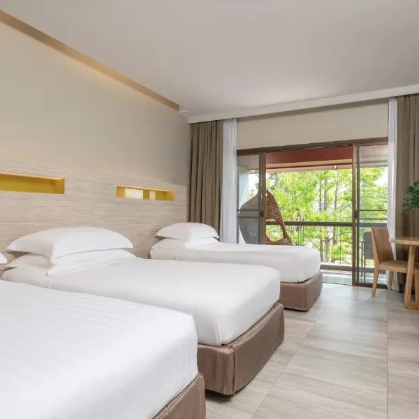 莊他武里高地橡樹高爾夫度假村，Ban Thap Sai的飯店