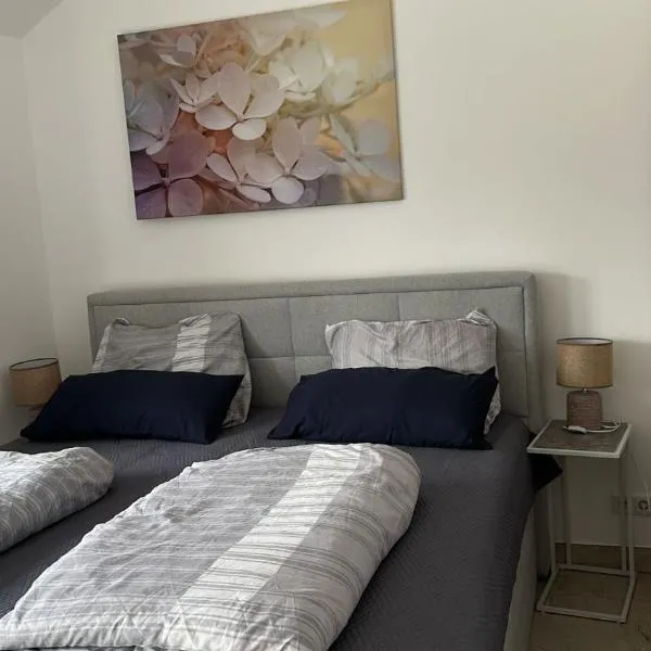 Quiet 2-Bedroom Apartment - Ideal for Families & Work Stays, hotel in Munich