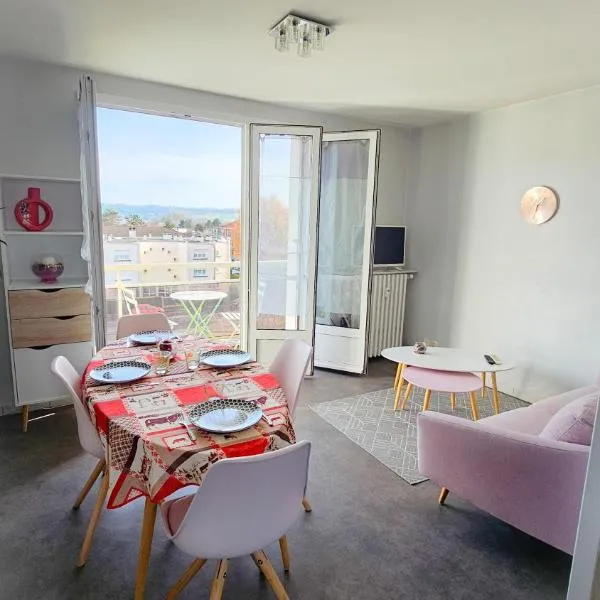 Appartement calme, 2 chambres, balcon & vue dégagée, hotel en Aurillac