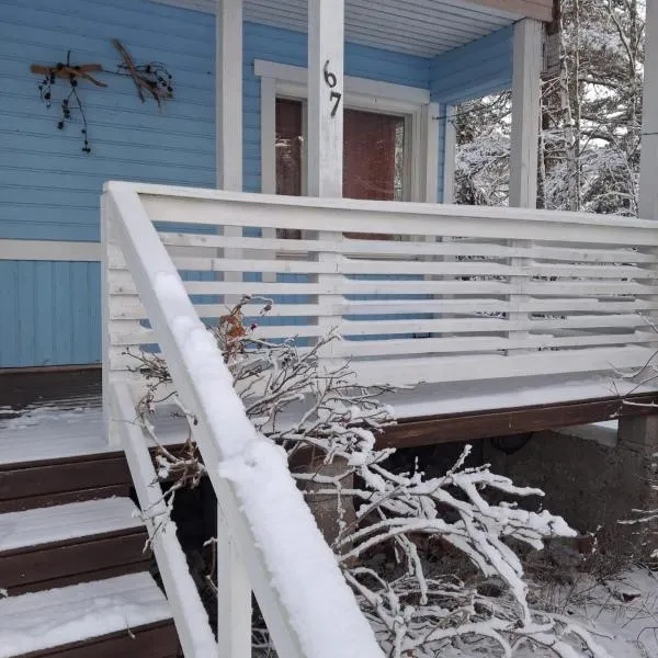 Traditional Finnish Lapland house at wild forest backyard!, khách sạn ở Kemi