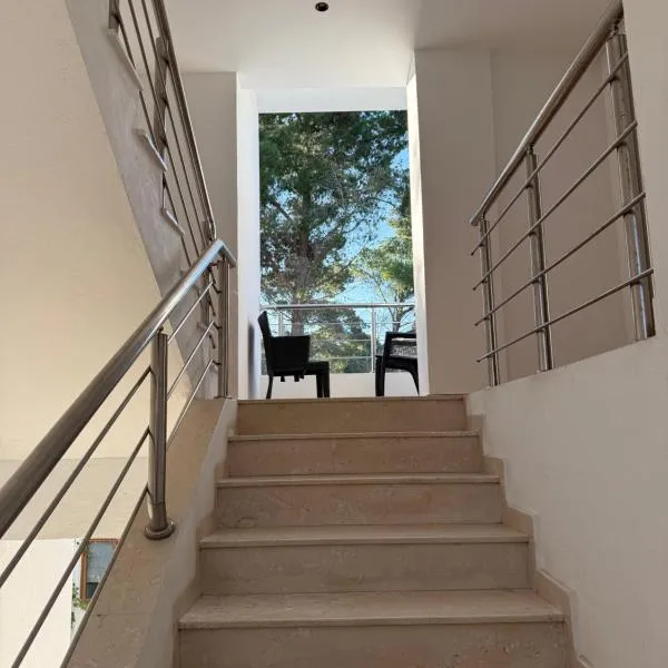 Blue Pines Villa, hotell i Vlora