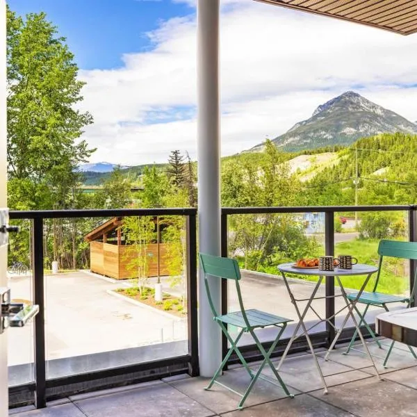 Tranquil 2BR Golden Oasis BBQ, Balcony, MTN Views, hotel v Goldene