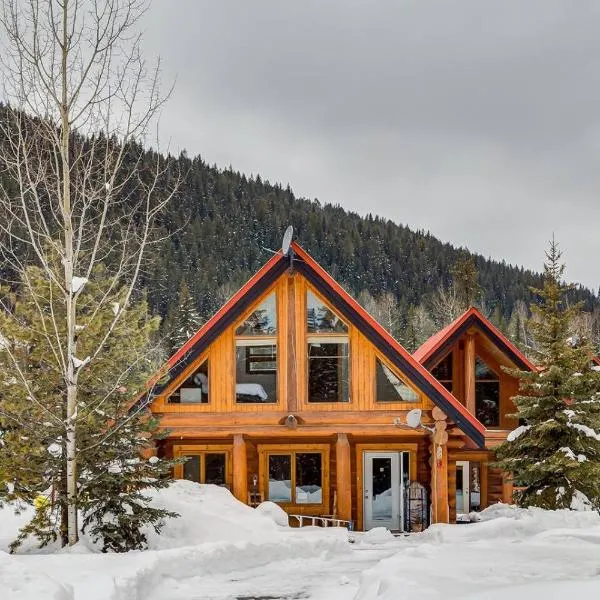 Beautiful Rustic Chalet in the Heart of Rockies, отель в городе Beaverfoot