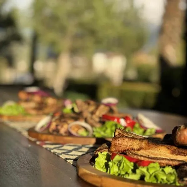 Мотел КОМПЛЕКС GRILL and CHILL, hotel i Levunovo