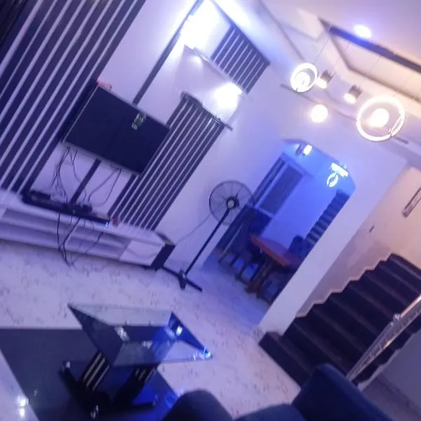 Luxury 3 Bedroom Duplex at Thinkers Corner, ξενοδοχείο στο Ενούγκου