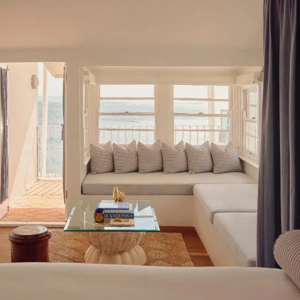 Il Delfino Seaside Inn, готель у місті Ямба