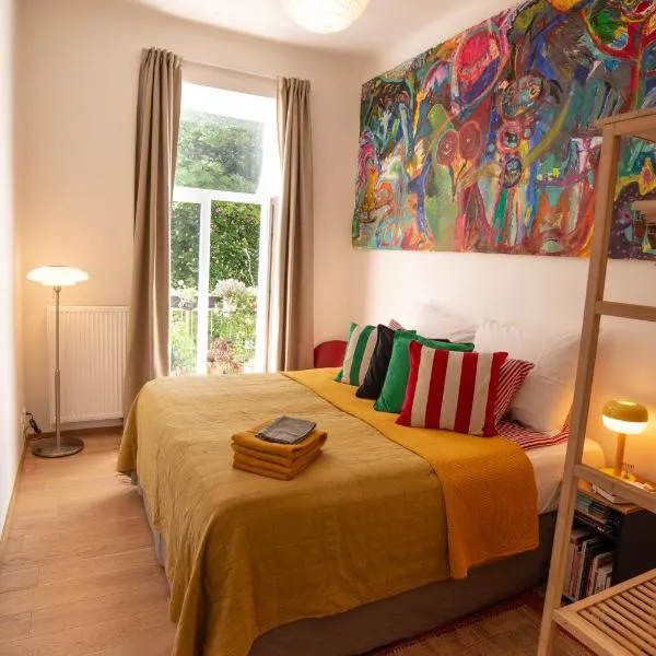 Green balcony & king size bed، فندق في براغ