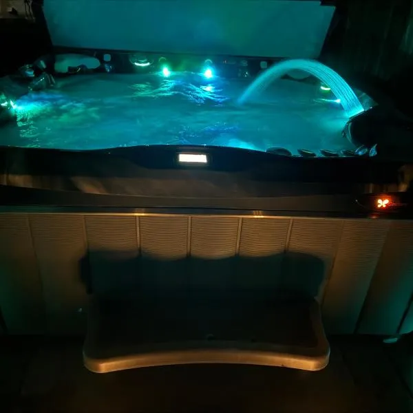 Newer Cozy Guest Cottage with Saltwater Spa!, Hotel in Weed