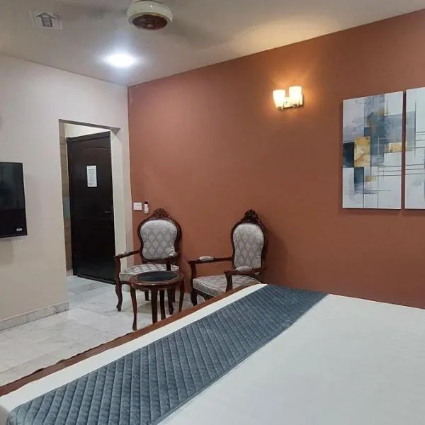 Spacious Rooms on 1st Floor Gulshan e Iqbal BLK7, отель в Карачи