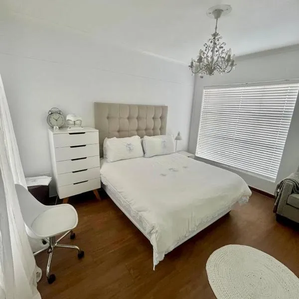 Luxury Beach Front Apartment, hotell sihtkohas Strand