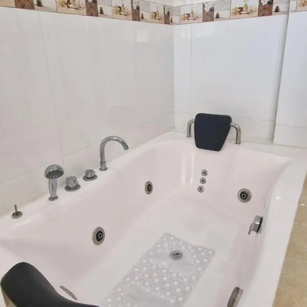 Hospedaje Tunari - Chalet de Lujo con Jacuzzy, Jardin, Horno y Barbacoa a Leña: Quillacollo'da bir otel