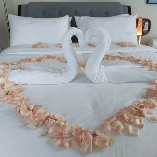 120SQM 3Bedrooms with Balcony Facing Infinity Pool Manila Bay Sunset, Near Airports, OKADA, Solaire, MOA with Free Parking、マニラのホテル