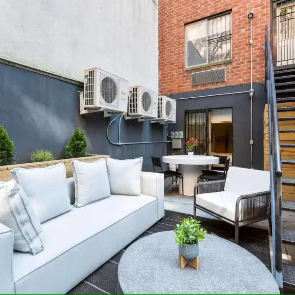 Luxury 3BR Duplex w Private Patio in Upper East, hotel in New York